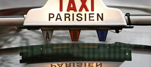 lumineux taxi parisien