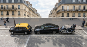 Comparatif des trois modes de transport parisiens : taxi, VTC et moto-taxi côte à côte dans une rue parisienne