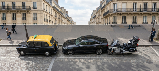 Comparatif des trois modes de transport parisiens : taxi, VTC et moto-taxi côte à côte dans une rue parisienne