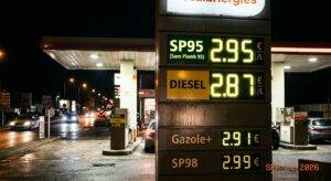 Panneau d'affichage des prix d'une station-service française montrant le SP95 à 2,95 €/L et le diesel à 2,87 €/L de nuit, illustrant la flambée des prix du carburant en 2026