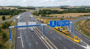 Panneau d'autoroute indiquant la réduction de 50 % sur le péage de l'A14 de Montesson pendant les travaux du tunnel Saint-Cloud sur l'A13